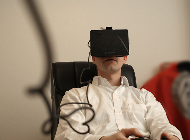 Jere testaa Oculus VR:n luomia virtuaalitodellisuuslaseja. Kuluttajille ne julkaistaan tänä tai ensi vuonna.