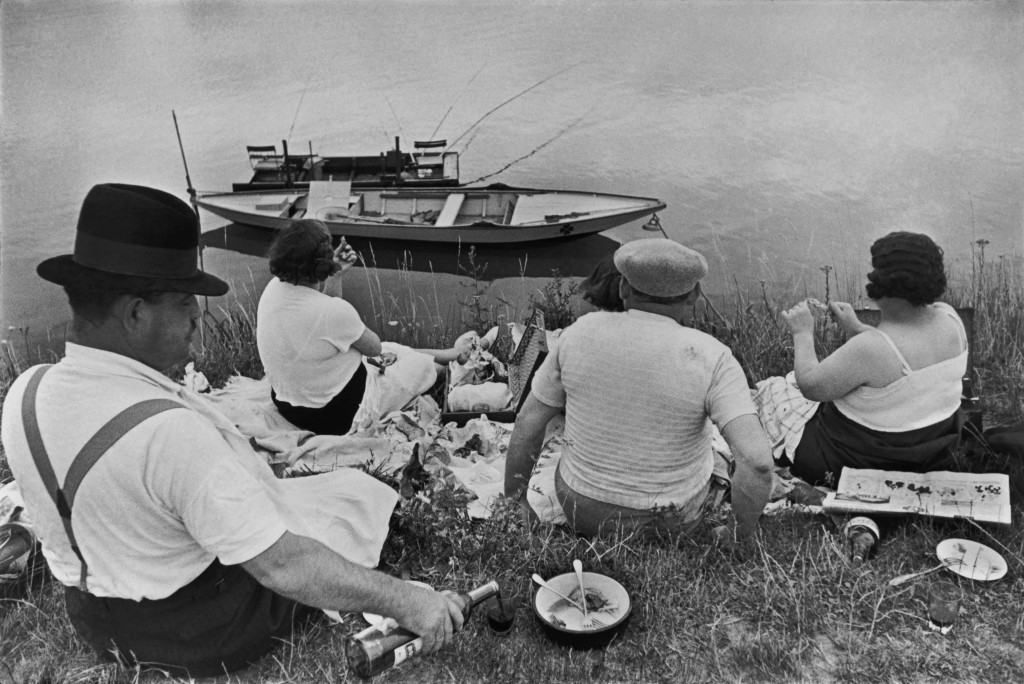 FRANCE. Sunday on the banks of the River Seine. 1938. © Henri Cartier-Bresson / Magnum Photos