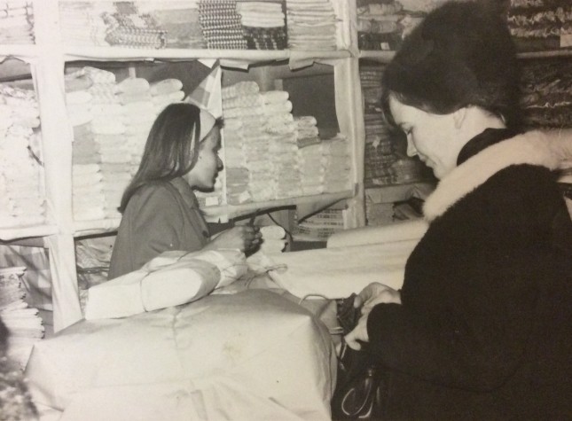 Anna-Leena Väliaho ja asiakas myymälässä 1960-luvulla.